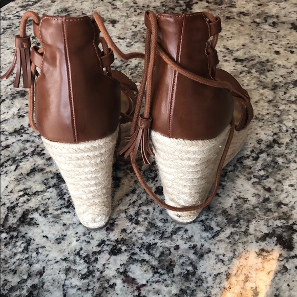 Guess wedges/heels - Picture 3 of 4